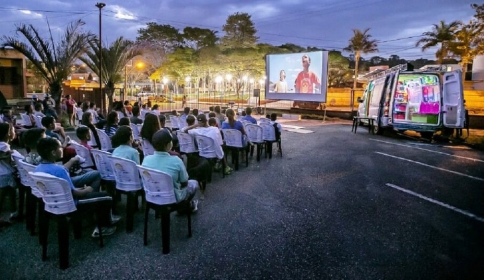 O furgão que leva o CineSolar carrega 120 cadeiras e banquetas e é uma atração a parte — Foto: Divulgação