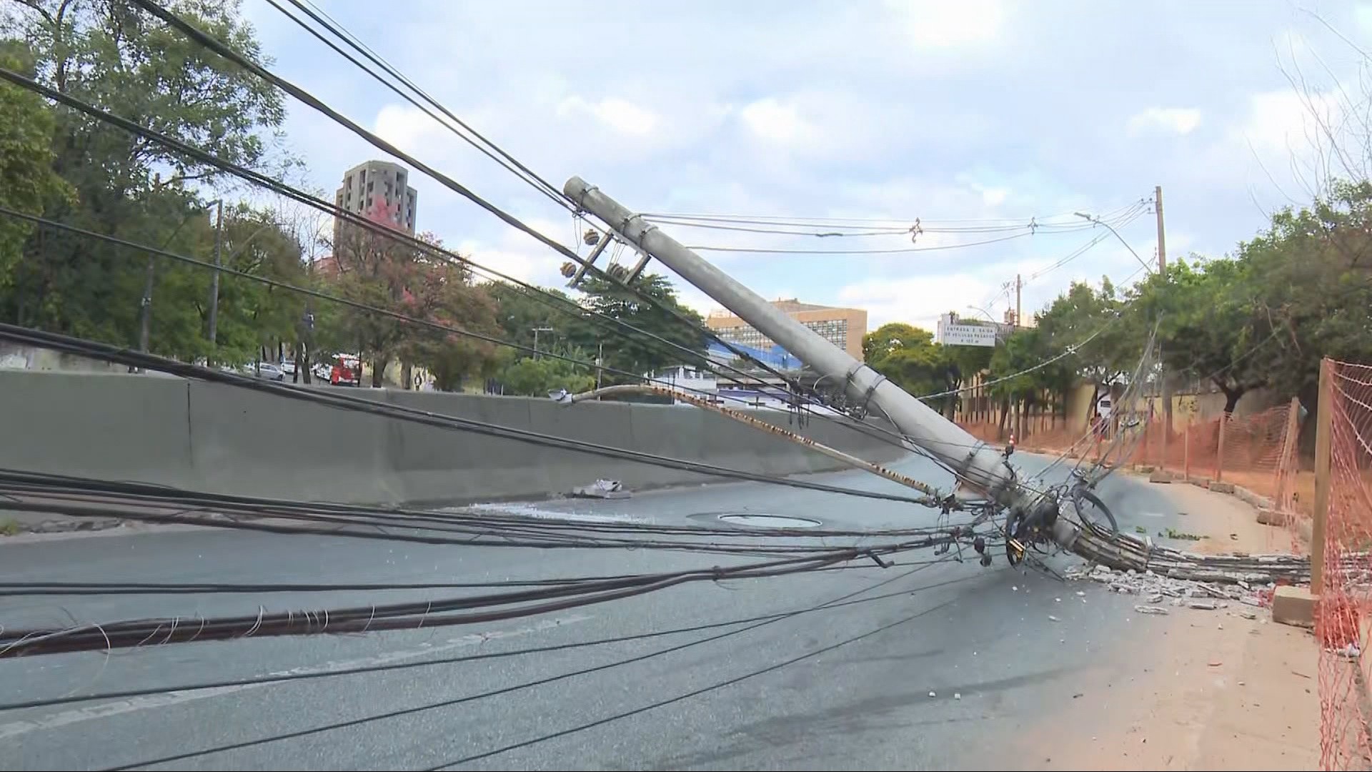 Queda de poste na Avenida dos Andradas complica trânsito na Região Central de BH