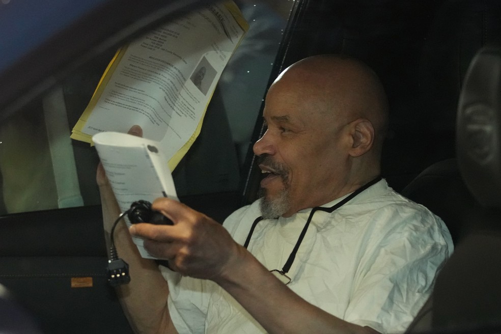 Douglas Stewart Carter, sentado no carro, após ser libertado da Cadeia do Condado de Utah — Foto: AP / George Frey