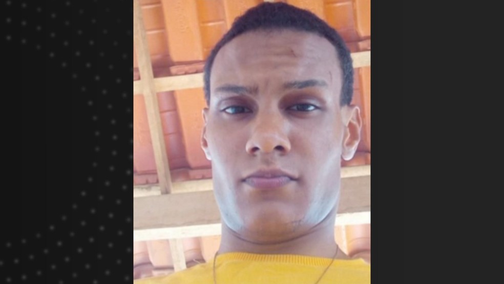 A família reconheceu como do jovem Thiago Tavares dos Santos, de 24 anos. — Foto: Reprodução/Redes Sociais