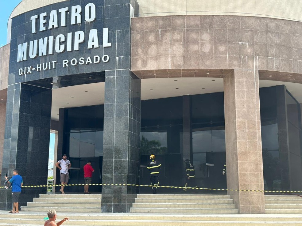 Teatro Municipal Dix-Huit Rosado, em Mossoró, é isolado após incêndio — Foto: Iara Nóbrega/Inter TV Costa Branca