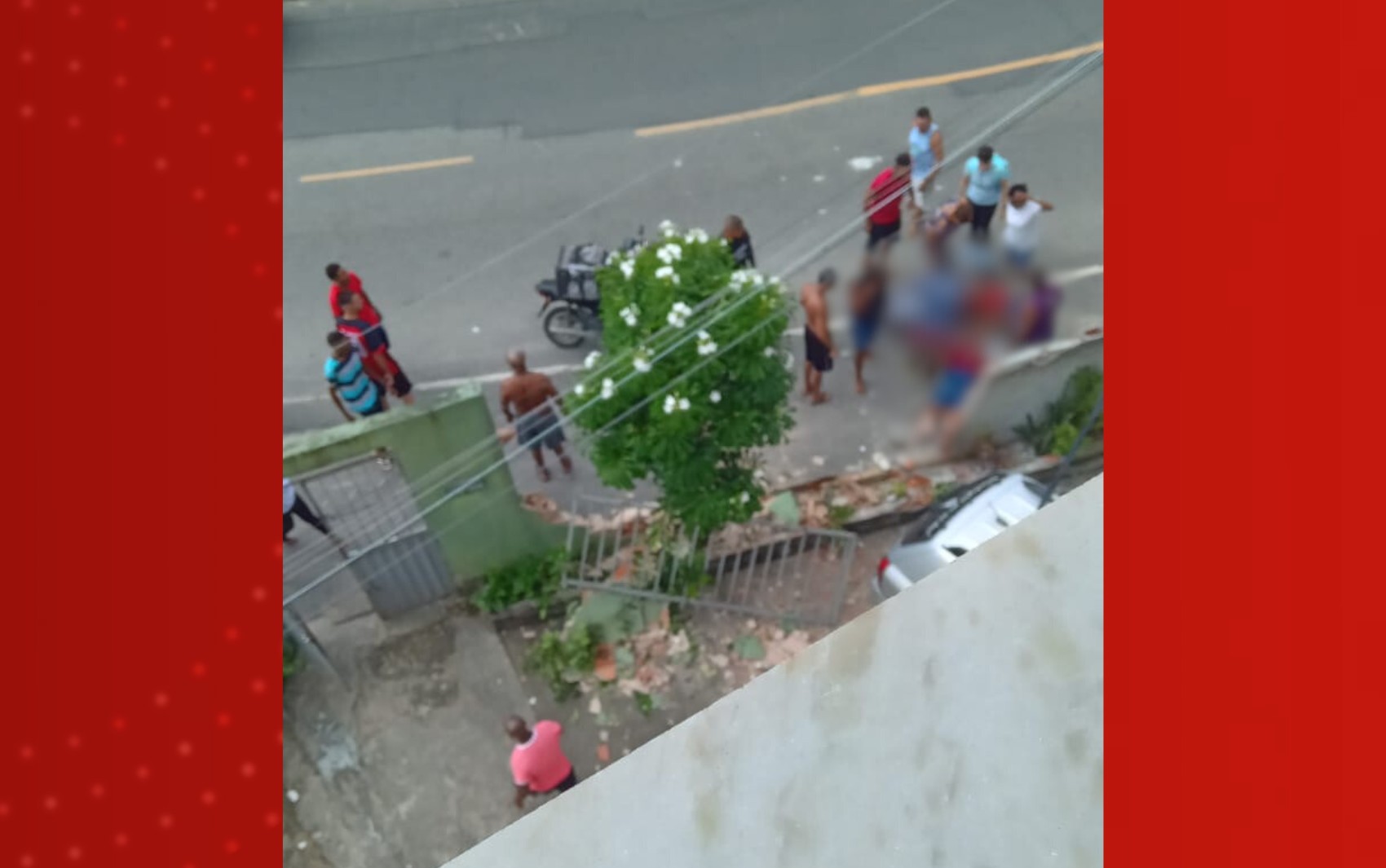 Motorista perde controle de carro, veículo invade prédio e deixa dois feridos em Salvador