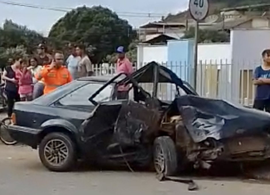 Motorista de 98 anos é arremessado para fora de carro após bater em poste