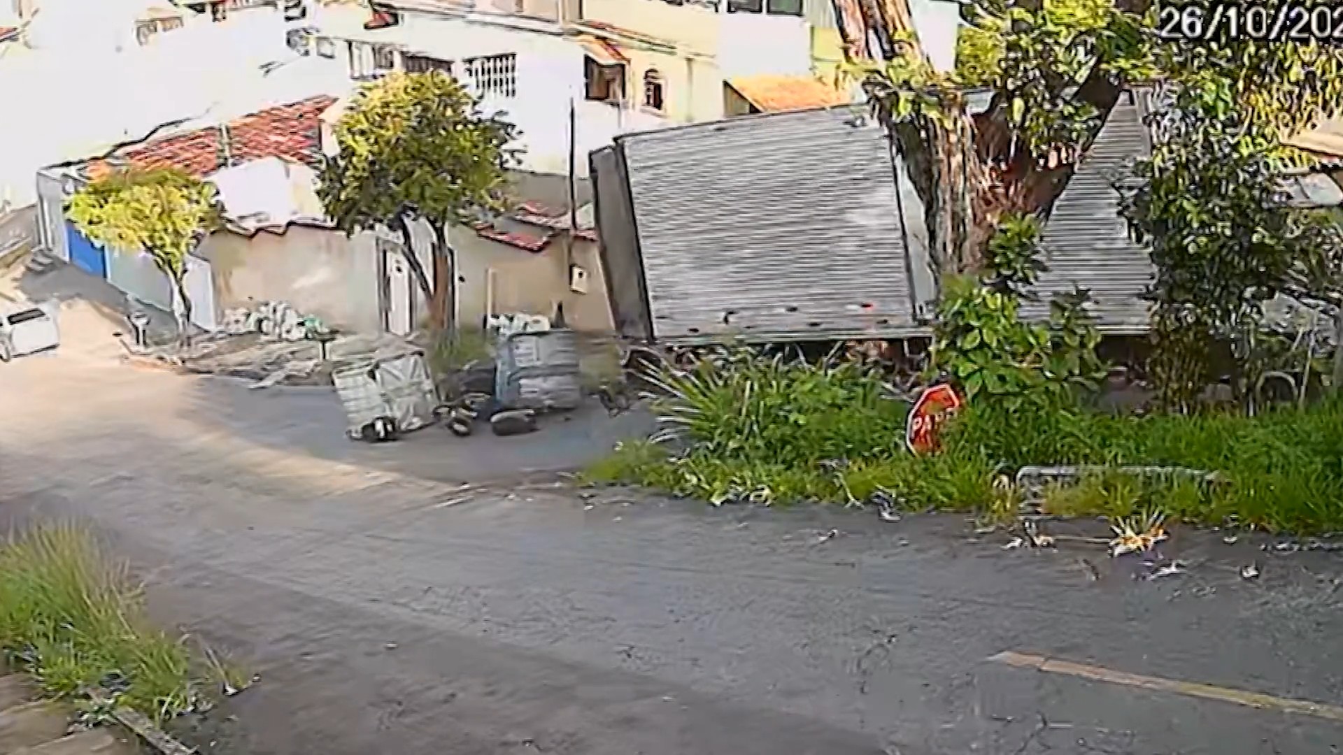 Vídeo mostra momento em que carga de ácidos cai de caminhão em BH; moradores de 7 casas precisaram sair
