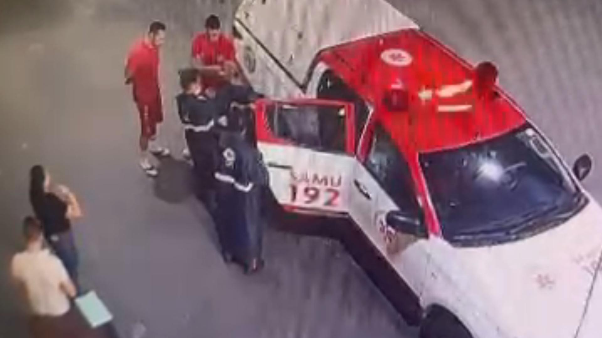 Vídeo: bebê engasgada é salva no Paraná após família pedir ajuda em quartel do bombeiros