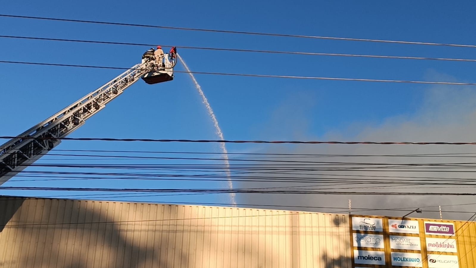 Incêndio atinge loja em Campo Grande durante a madrugada e mobiliza 8 viaturas dos Bombeiros