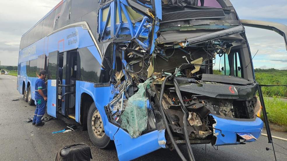 Ônibus colide com caminhão e deixa feridos no Ceará — Foto: Davi César/TV Verdes Mares