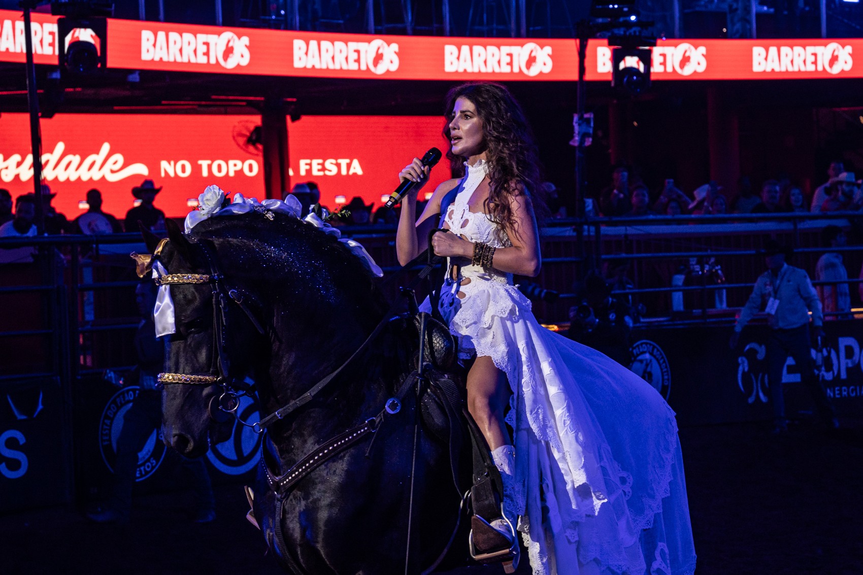 Paula Fernandes canta 