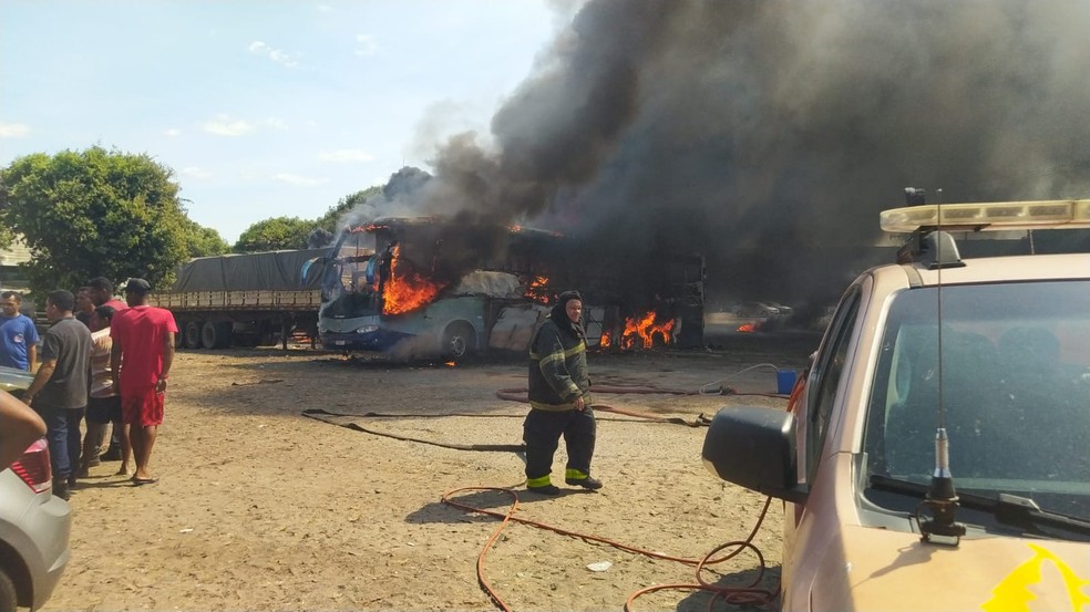 Ônibus e caminhões pegam fogo em posto de combustível na Zona Sudeste de Teresina — Foto: Andrê Nascimento / g1