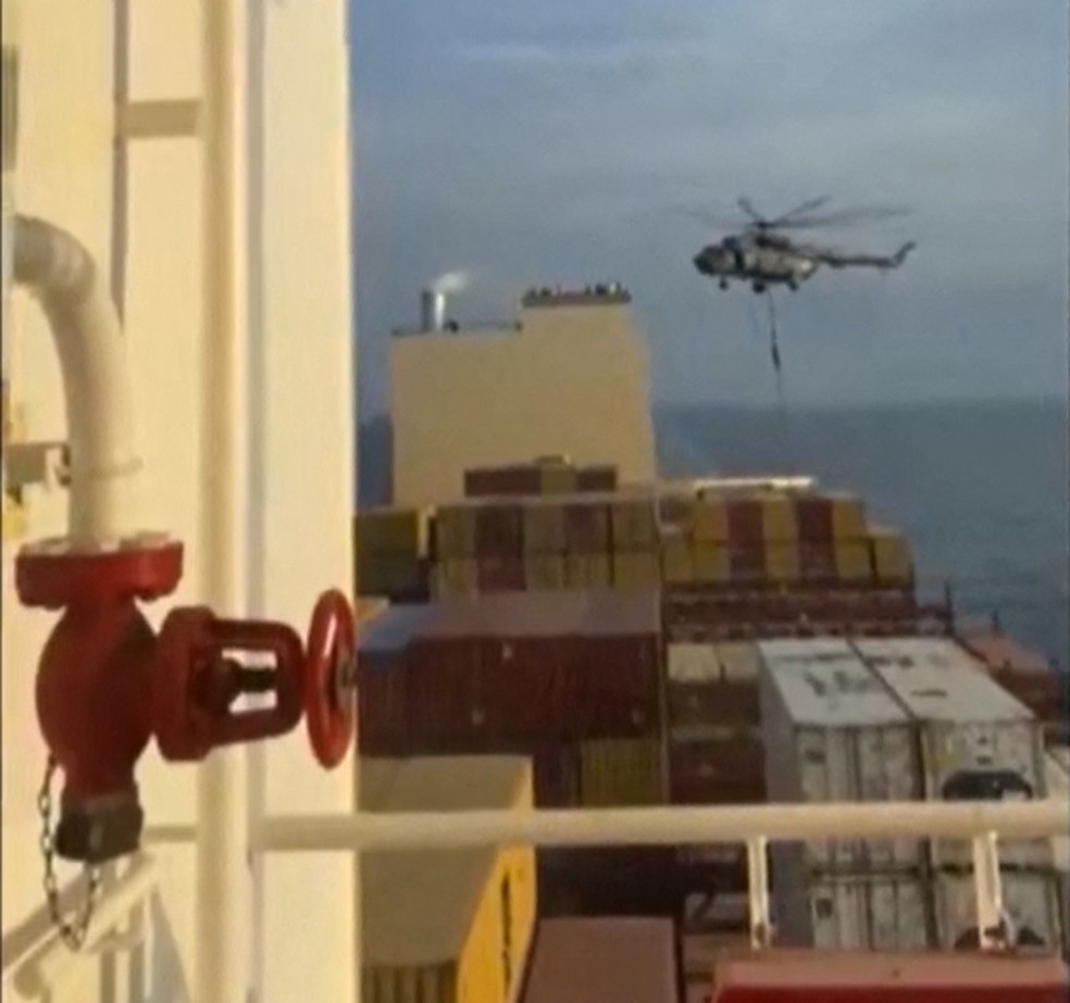 Helicptero passa sobre o navio MSC Aries  Foto: AFP/Divulgao