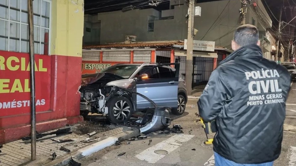 Carro de Pedro Appel ainda bateu na fachada de uma loja após atingir carro de vítima em Passos — Foto: Reprodução/EPTV