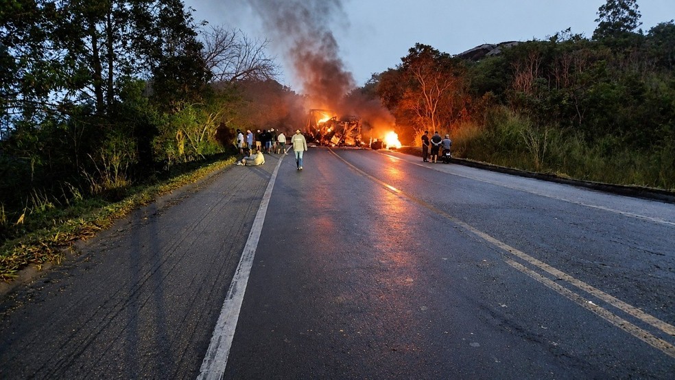 Acidente deixou a BR-251 totalmente interdidata. &mdash; Foto: Corpo de Bombeiros Militar