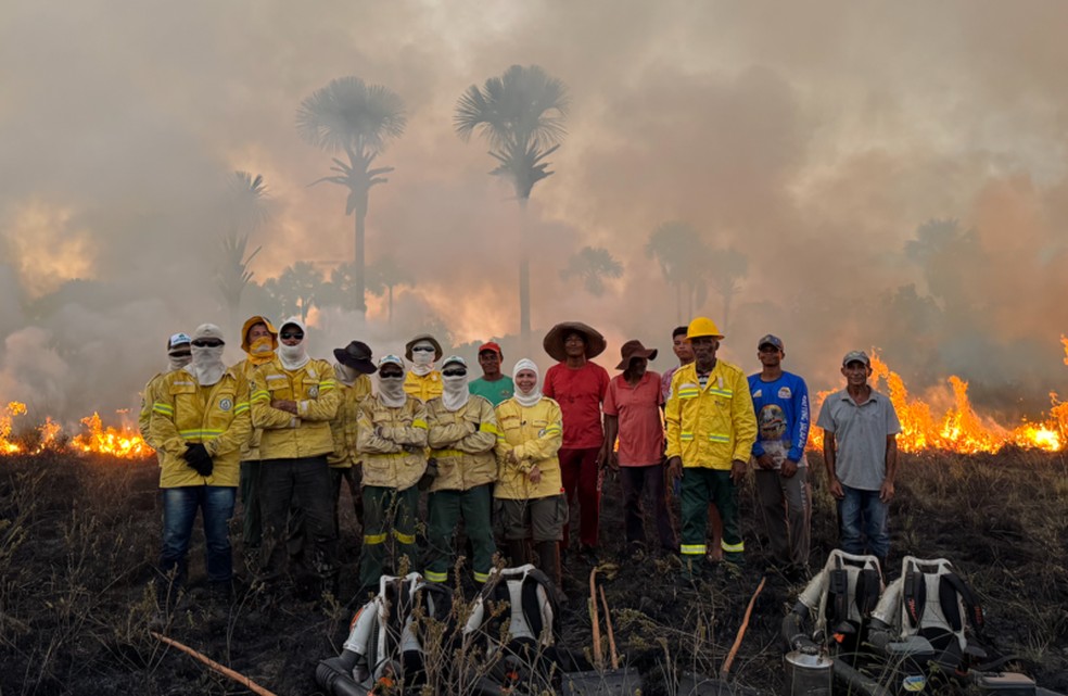 Quilombolas fazem queima prescrita na Área de Proteção Ambiental do Jalapão — Foto: BBC