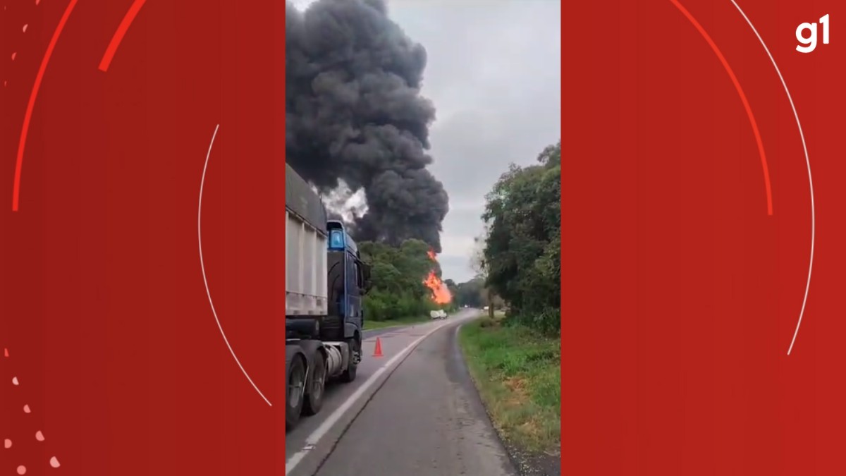 VÍDEO: Caminhão carregado com gasolina pega fogo ao colidir com van na BR-476; trecho está em pare-e-siga 