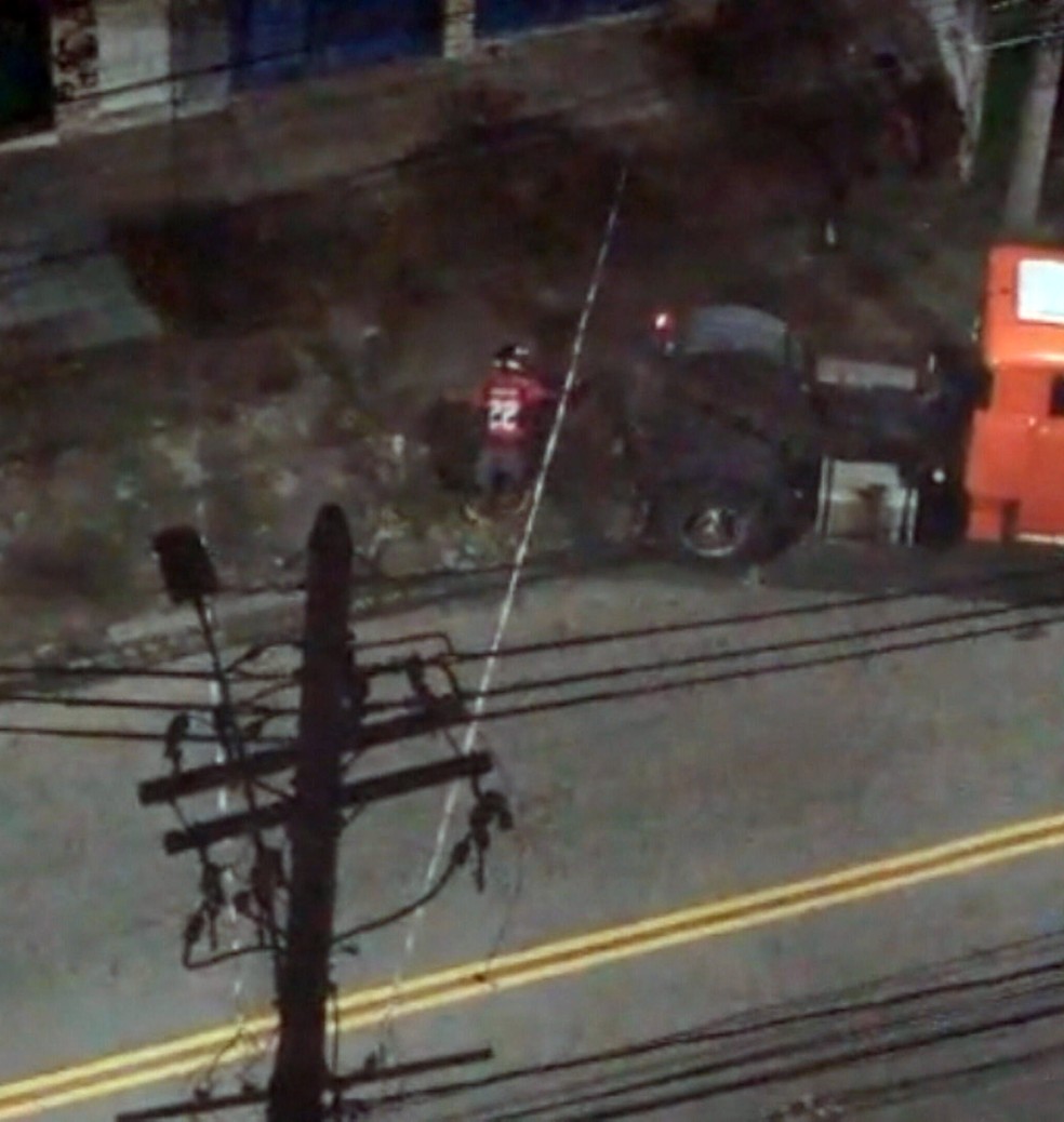Caminhão usado em furto de cabos — Foto: Reprodução/TV Globo