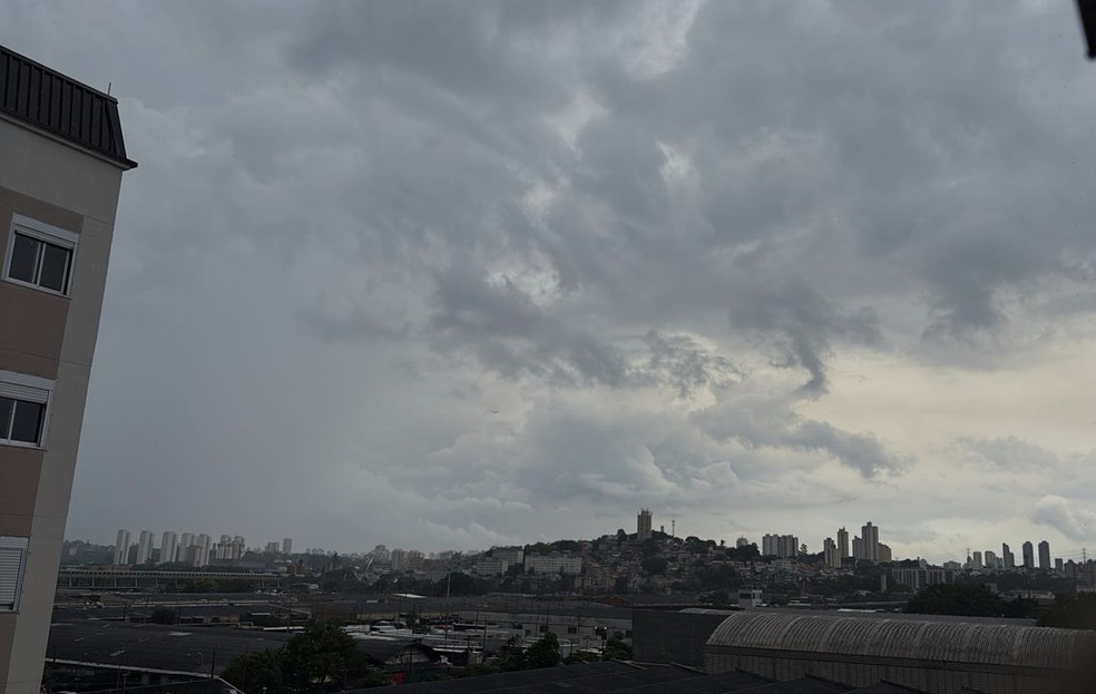 Céu com nuvens carregadas na Vila Leopoldina, Zona Oeste da capital — Foto: Ândrea Costa/Arquivo pessoal