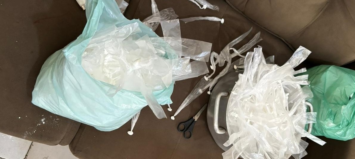Laboratório de drogas é fechado em Caucaia e suspeitos tentam subornar policiais com R$ 50 mil
