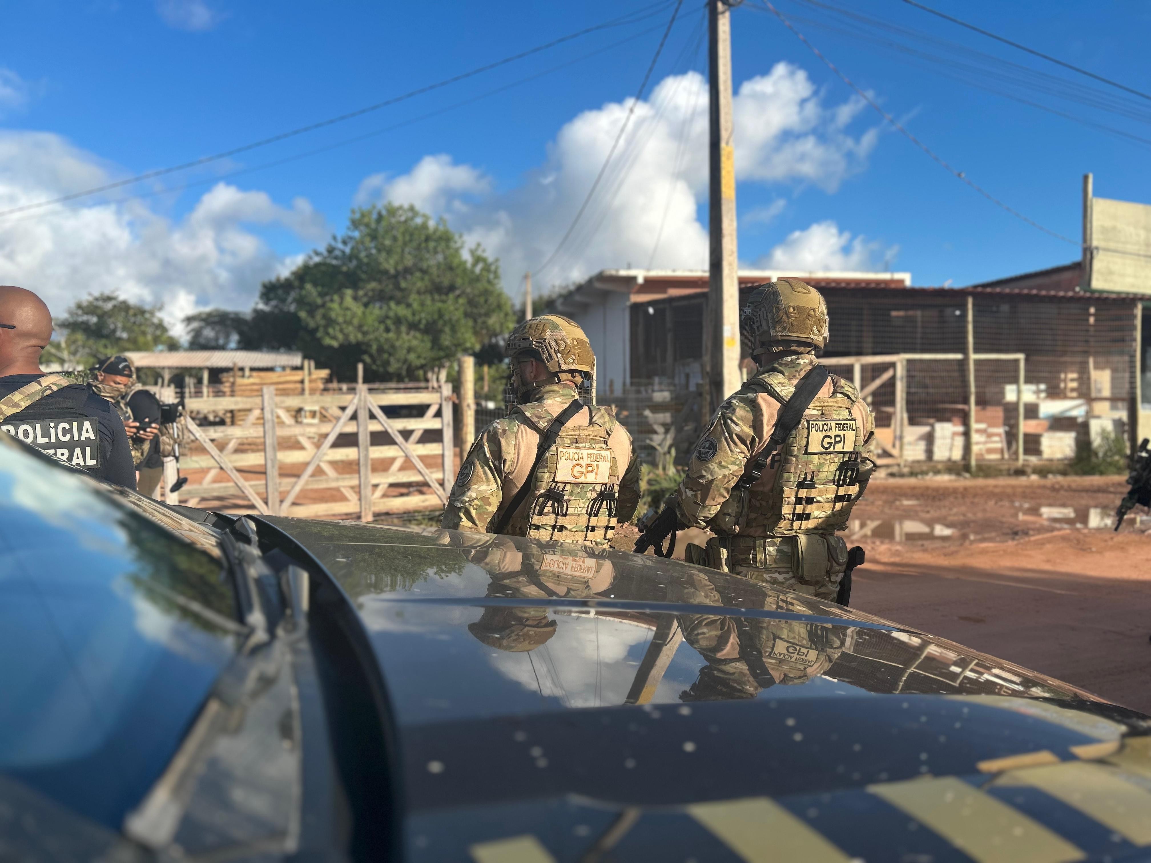 Duas pessoas são baleadas e outras três são presas em operação em destino turístico da Bahia; dois fuzis foram apreendidos