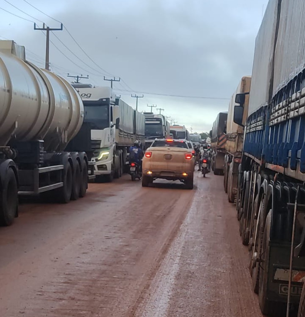 BR-230 tem engarrafamento quilométrico causado pelas fortes chuvas em Itaituba. — Foto: Reprodução / Redes sociais