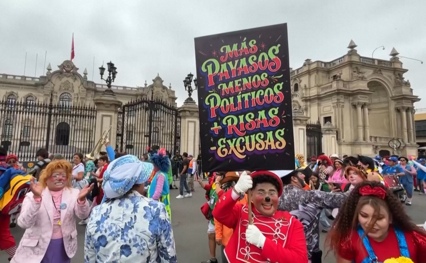 Palhaços tomam as ruas do Peru e misturam celebração com protesto: 'Mais palhaços, menos políticos'