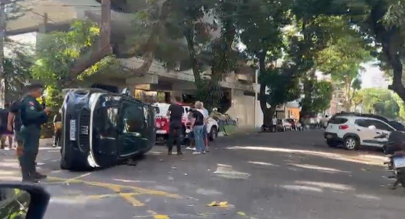 Carro capota após colidir com outro veículo no bairro de Nazaré, em Belém