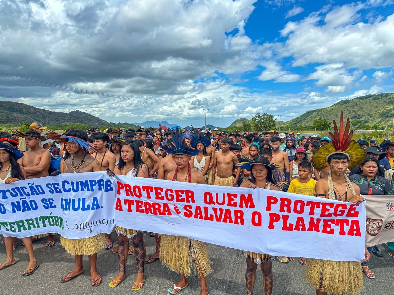 Indígenas protestam contra a lei do marco temporal na BR-174 em Roraima