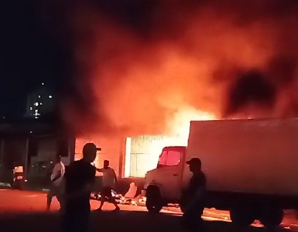 Incêndio atinge parte de sede do Rio Negro Clube