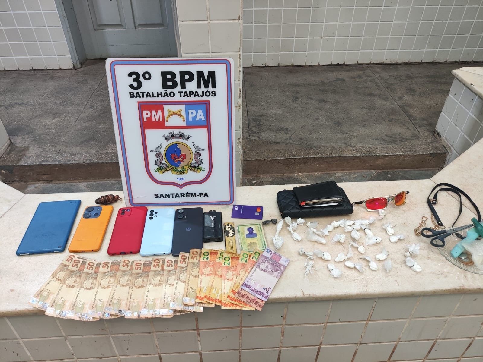 Mulher é presa com drogas e dinheiro em Alter do Chão após denúncia de tráfico