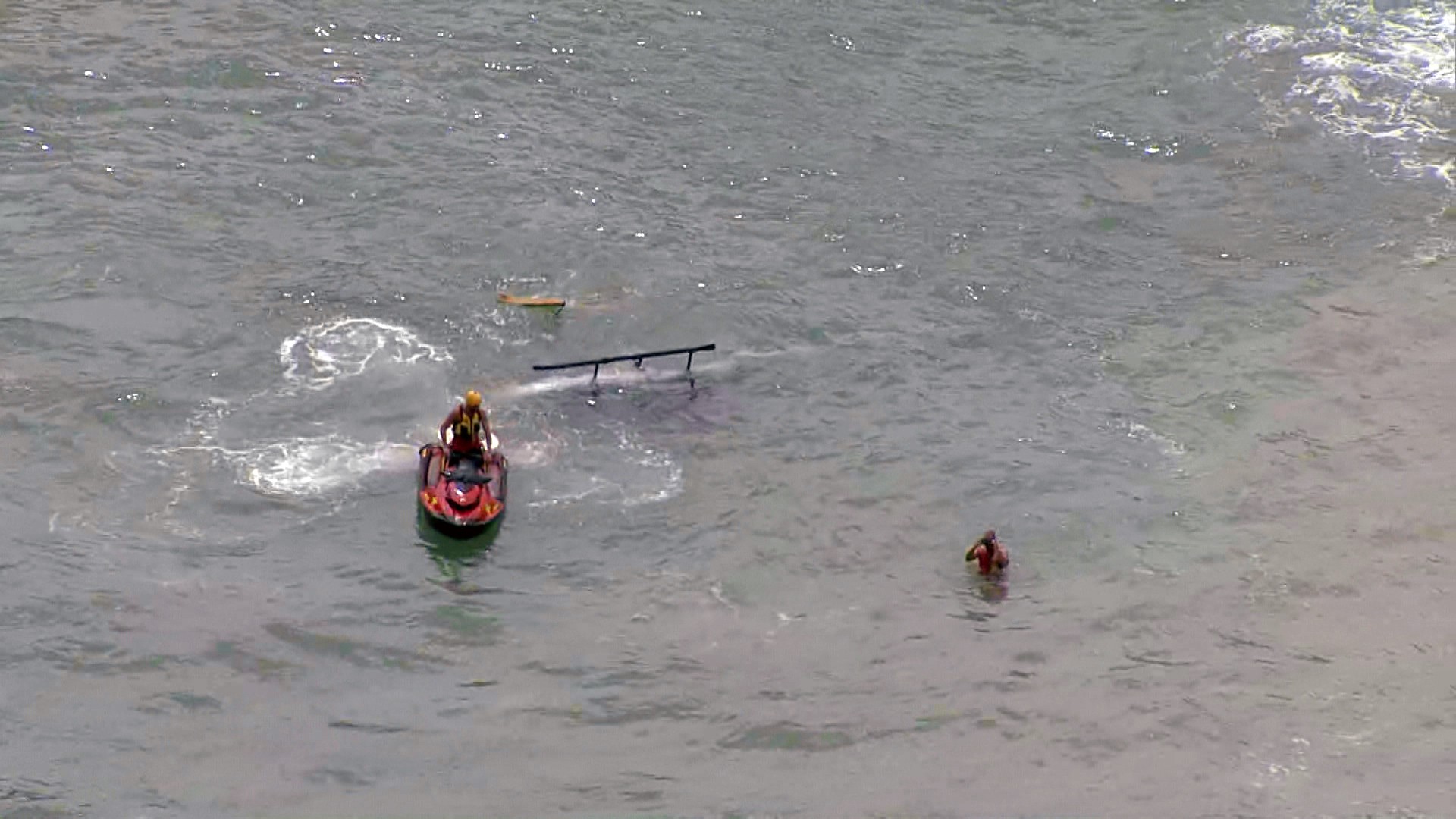 Helicóptero cai no mar da Praia da Barra da Tijuca, Rio
