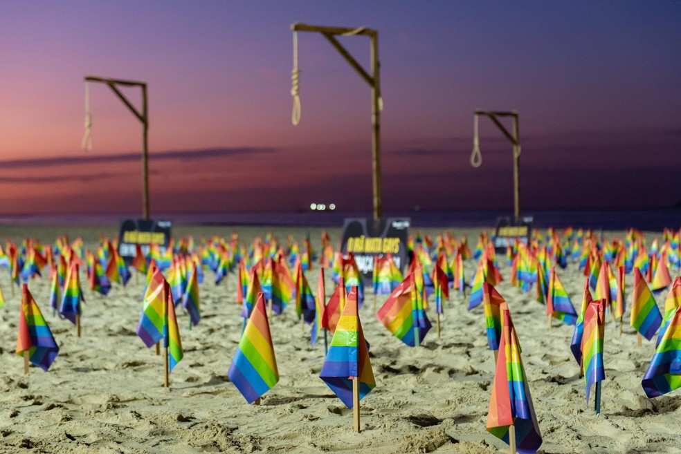 Protesto contra o Irã na Praia de Ipanema tem forcas e bandeiras LGBTQIA+ — Foto: Divulgação