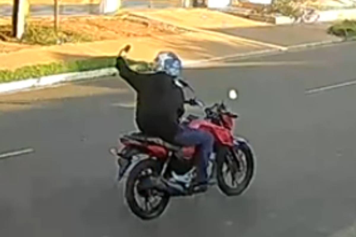 VÍDEO: Motociclista se grava pilotando e atropela idoso em MS