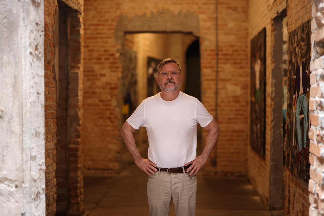Artista plástico Alex Flemming leva exposição sobre o fim do mundo às ruínas de prédio histórico no Centro de SP