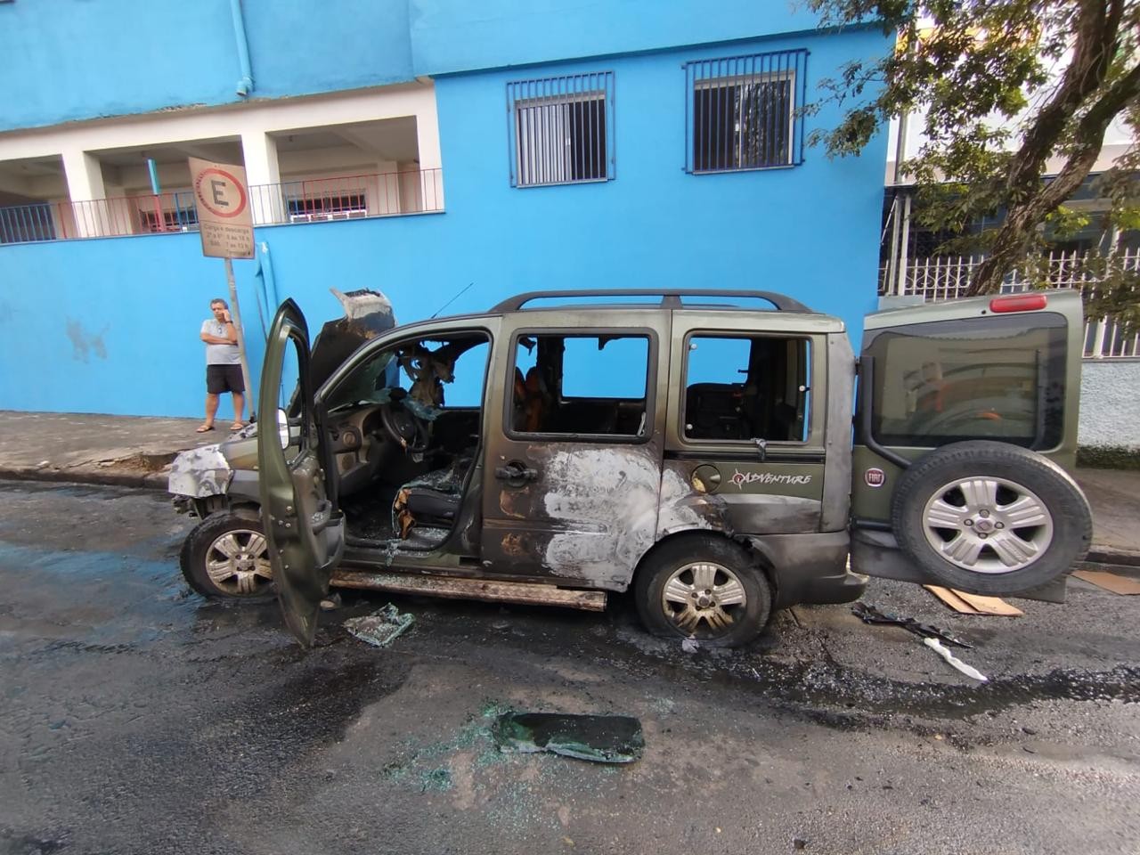 Incêndio em ônibus urbano destrói carro e atinge muro de creche em Juiz de Fora; VÍDEO