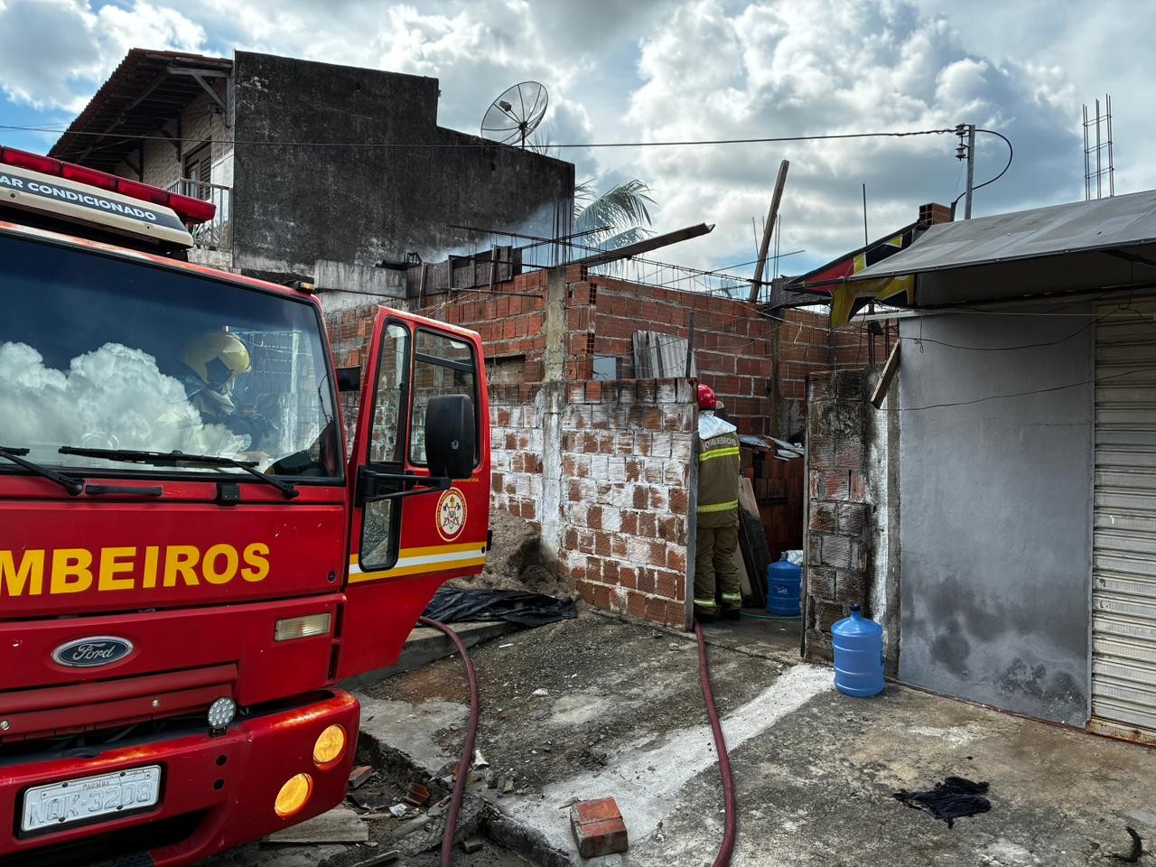 Explosão seguida de incêndio deixa homem ferido em residência, em Guarabira, PB