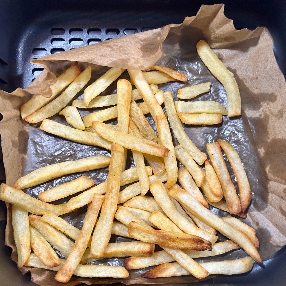 Batatas fritas na airfryer com ajuda da forma de papel — Foto: Henrique Martin/g1
