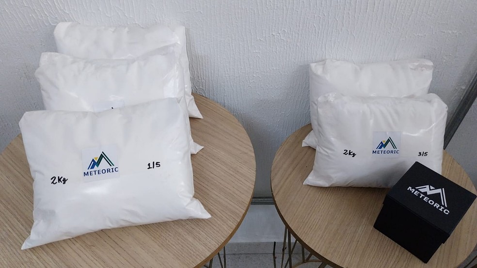 Carbonado de terras raras produzido na planta piloto da mineradora Meteoric, em Poços de Caldas, MG — Foto: João Daniel Alves/EPTV