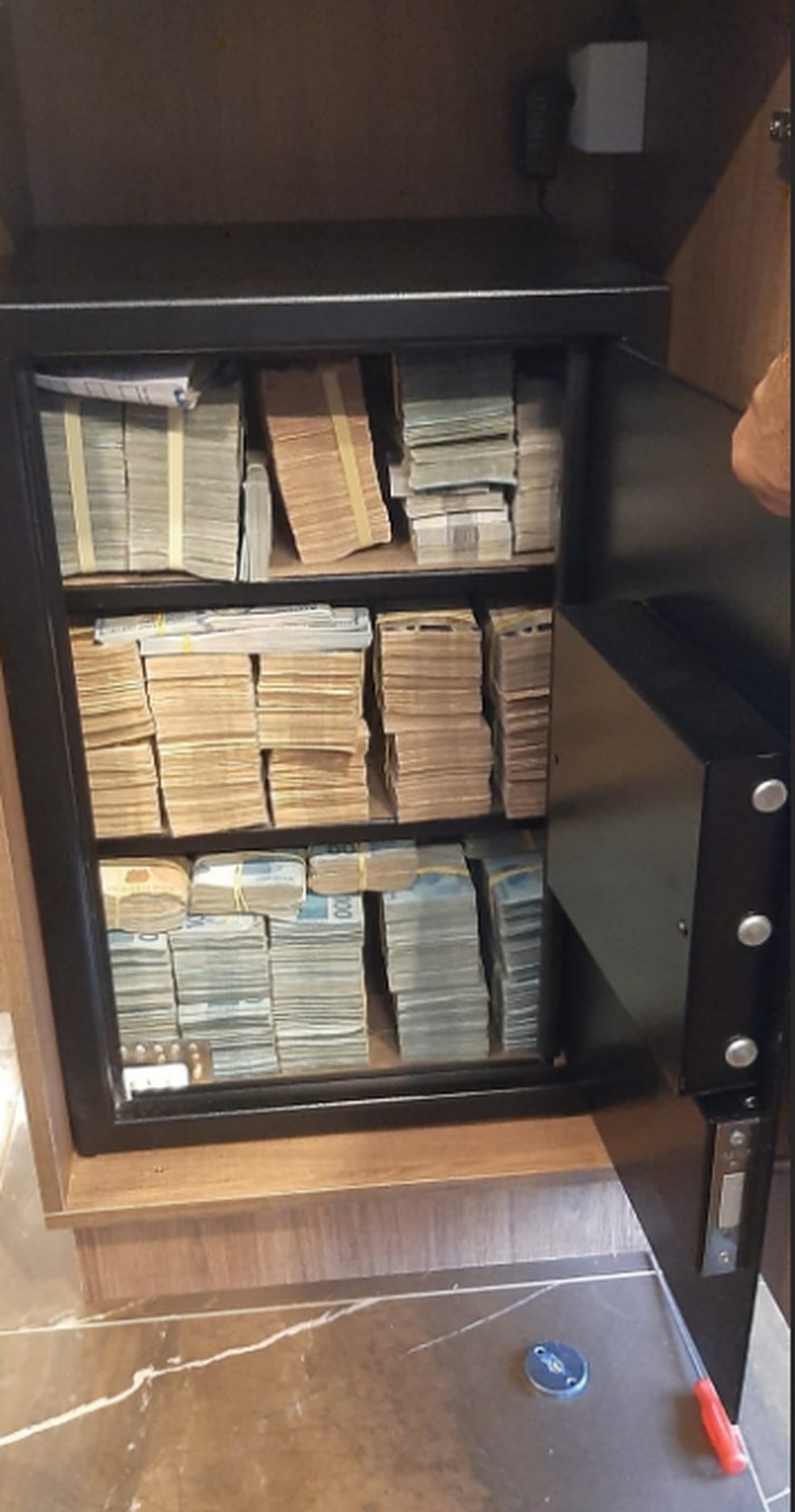 Dinheiro encontrado em cofre pela PF durante a Operação Hefesto, que investiga desvios de verba federal para educação — Foto: Divulgação