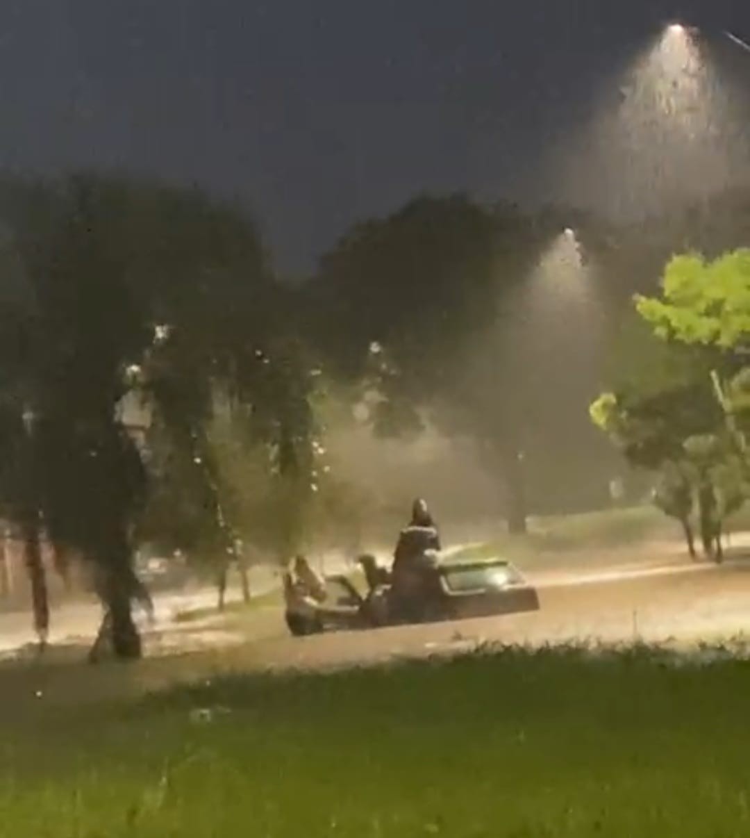 
VÍDEO: carro fica ilhado em rua alagada com chuvas em Piracicaba e ocupantes se protegem no teto do veículo