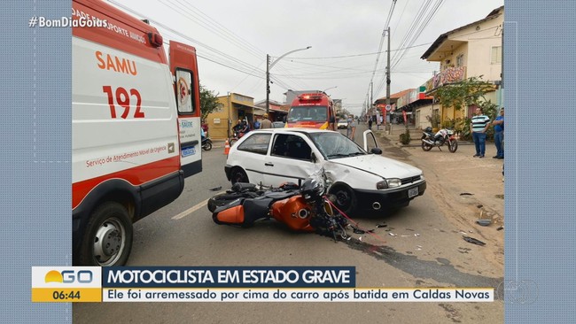 Motociclista fica ferido aps bater contra carro em Caldas Novas
