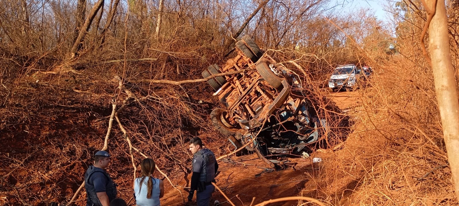 Caminhão carregado com óleo diesel tomba e interdita estrada vicinal de Ibitinga