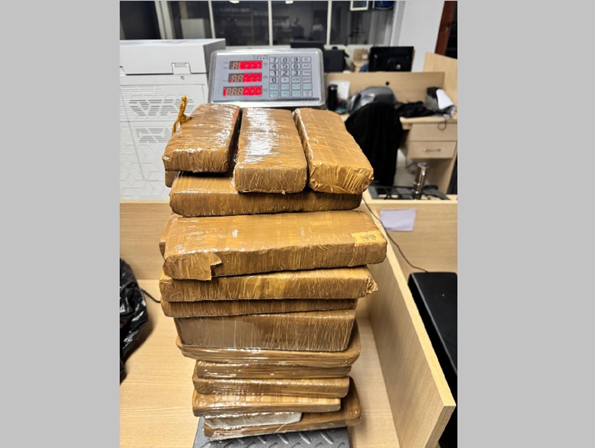 Abordagem policial descobre 30 kg de maconha escondidos em carro na BR-101, em Casimiro de Abreu