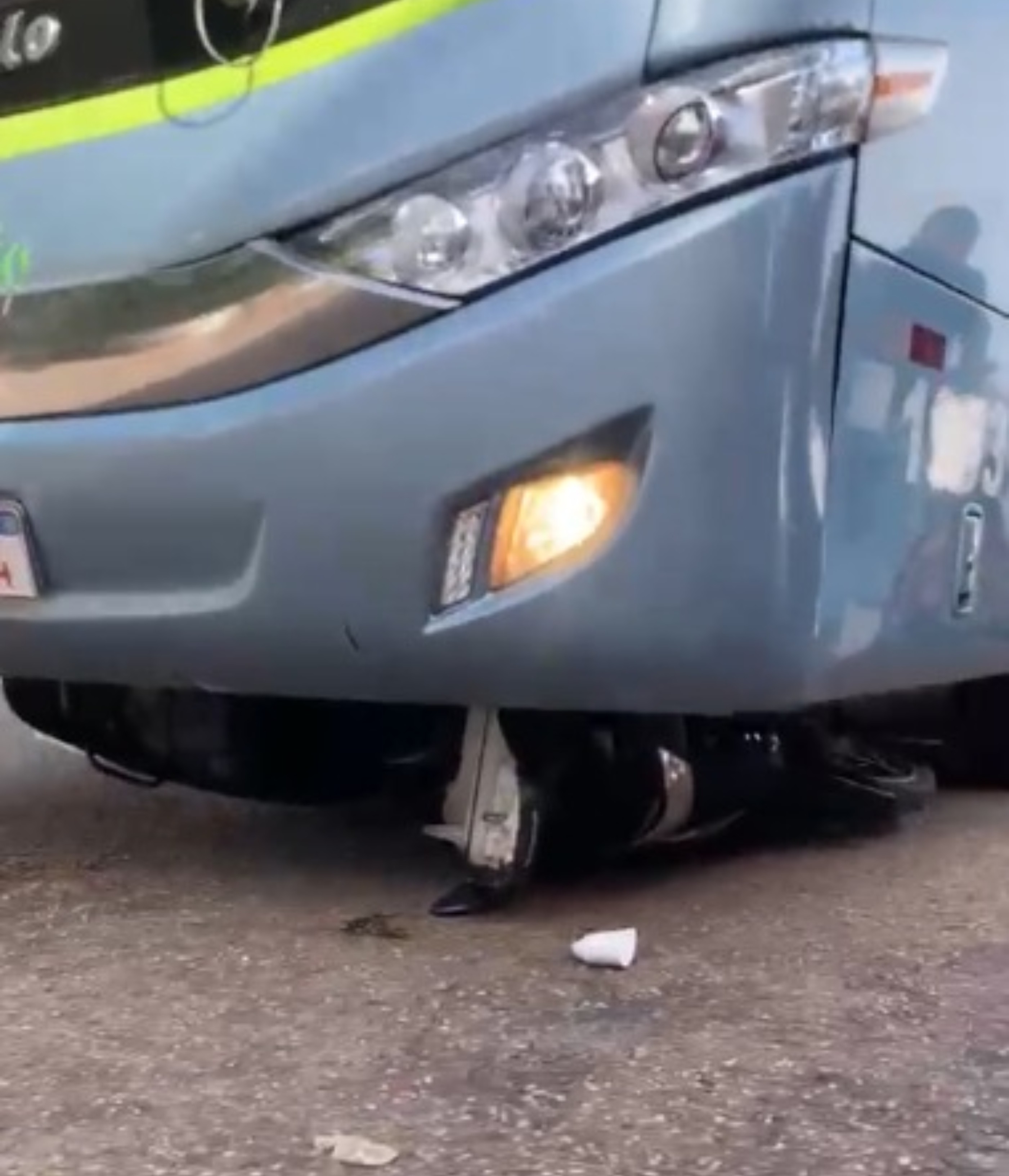 Adolescente se envolve em acidente e termina com motocicleta debaixo do ônibus em Boa Vista