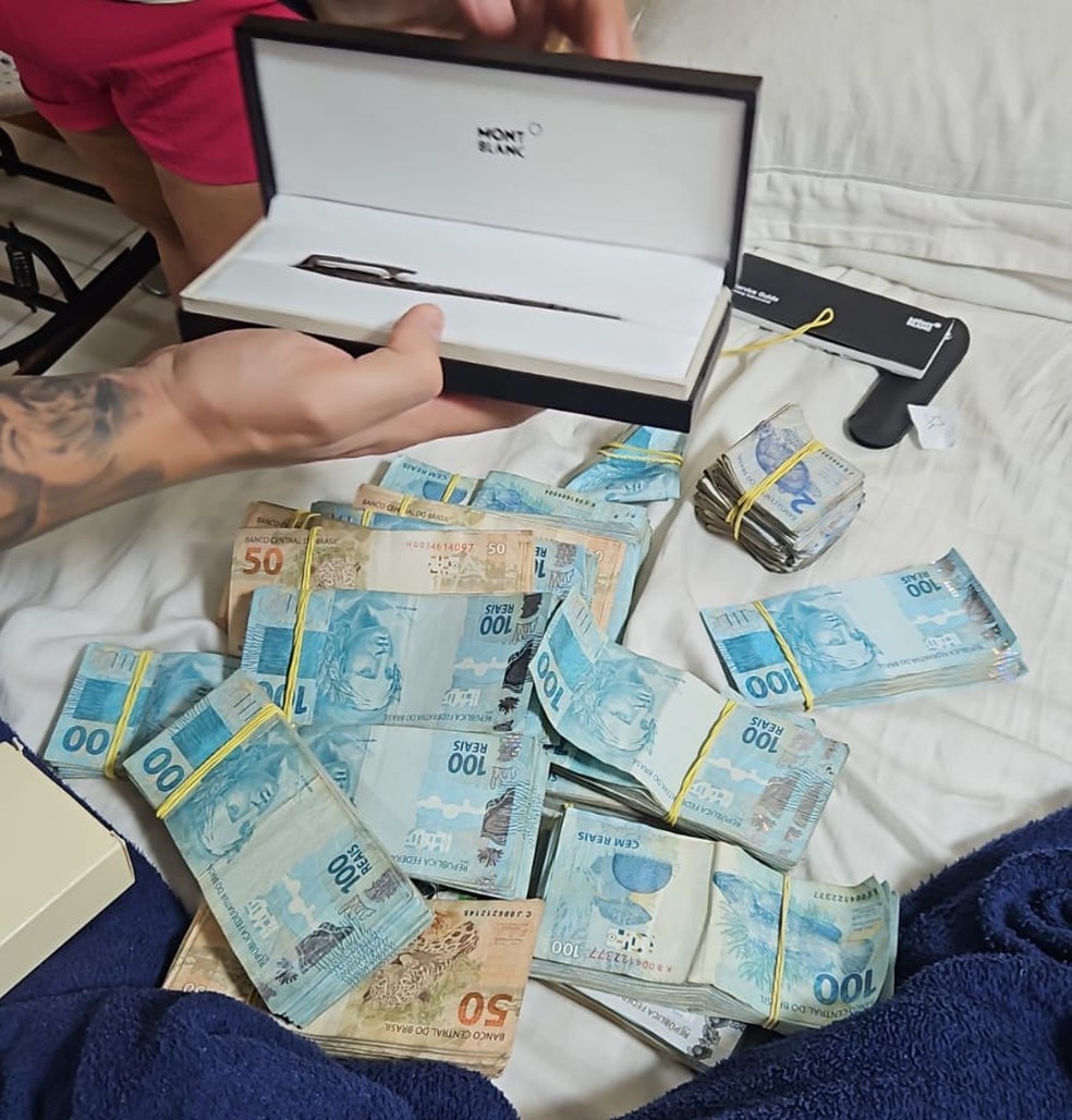 Dinheiro e outros objetos foram apreendidos durante operação da Polícia Federal em Cabedelo — Foto: Divulgação/Polícia Federal