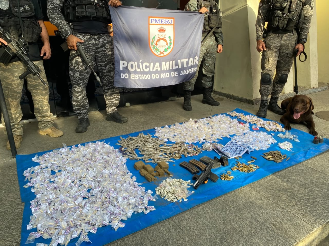 Operação da Polícia Militar apreende arma, granadas, moto e drogas em Resende