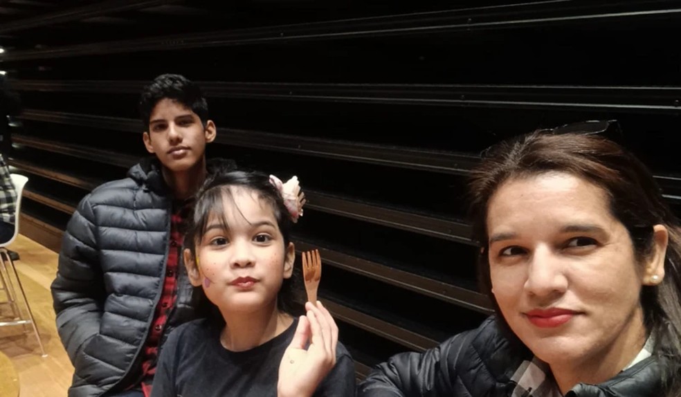 Francis Salazar, 46, advogada venezuelana que vive em São Paulo há oito anos e hoje trabalha como assistente de contabilidade, com os filhos. | Foto: Arquivo pessoal