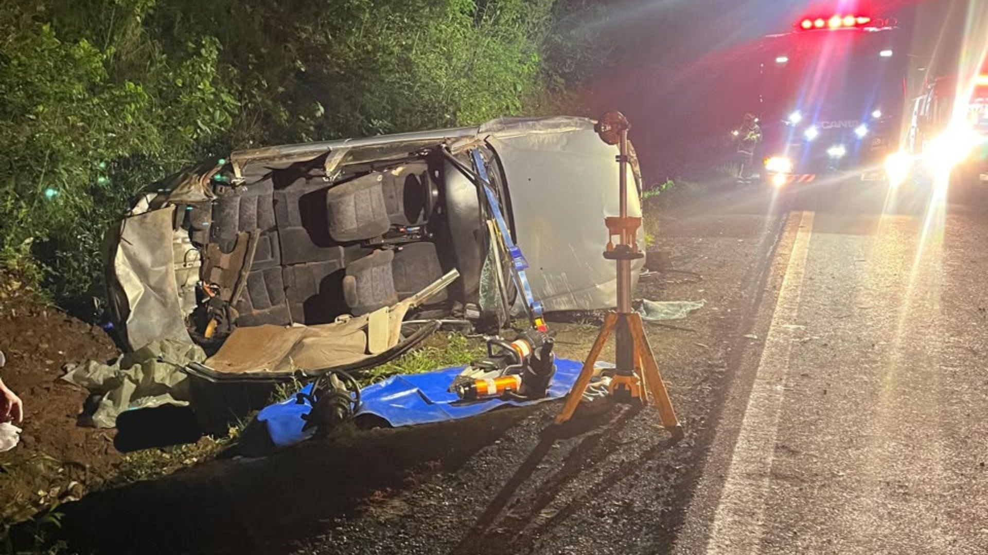 Carro com seis pessoas capota e deixa um morto em rodovia do RS