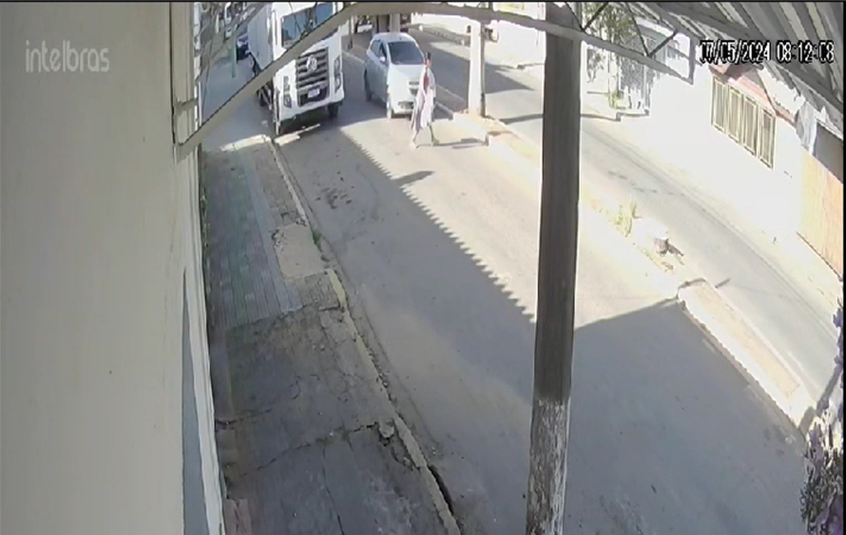 VÍDEO: Mulher de 22 anos é atropelada ao atravessar a rua em Muzambinho, MG