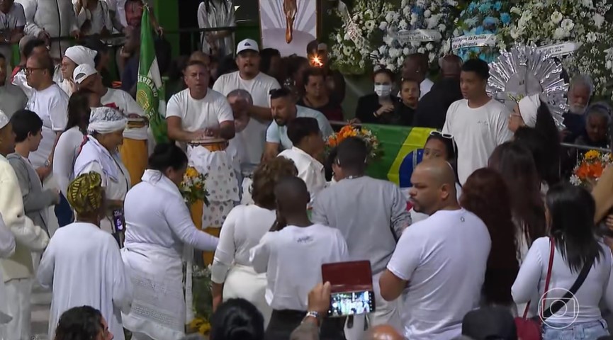 Corpo de Arlindo Cruz é velado na quadra do Império Serrano, no Rio 