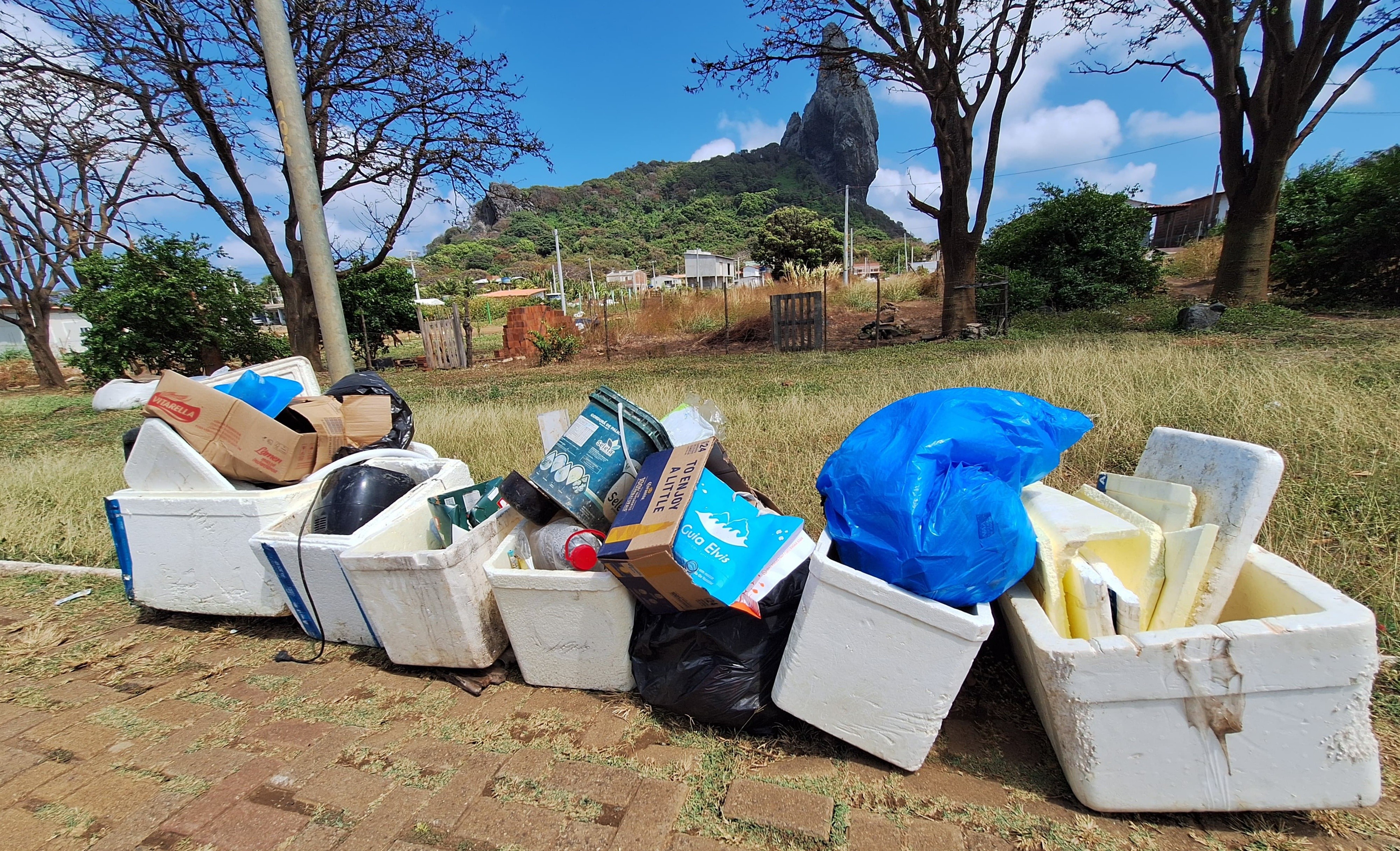 Moradores de Fernando de Noronha denunciam lixo acumulado nas ruas e criticam novo serviço de limpeza