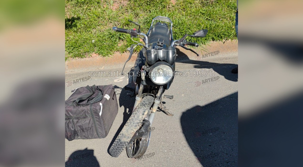 Motociclista fica ferido após bater na traseira de caminhão na Raposo Tavares